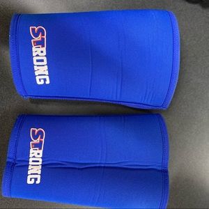 Strong XL mens knee sleeves for squatting and deadlifting.